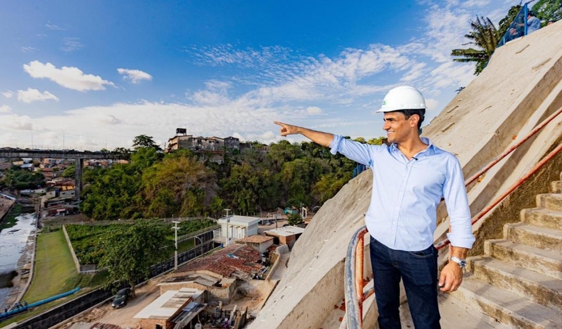 Prefeito JHC vistoria obra de contenção no Vale do Reginaldo