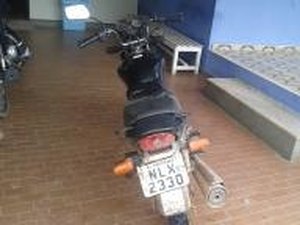 Menor de 12 anos é preso com motocicleta após cometer assalto