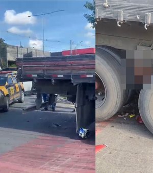 [Vídeo] Motociclista fica entre rodas de caminhão após acidente na Durval