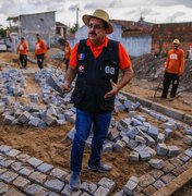 Prefeito Gilberto Gonçalves vistoria obras de drenagem e pavimentação na parte alta de Rio Largo
