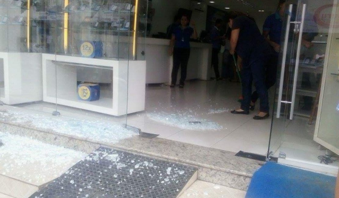 Homem enfurecido quebra porta de vidro da loja Tim em Arapiraca