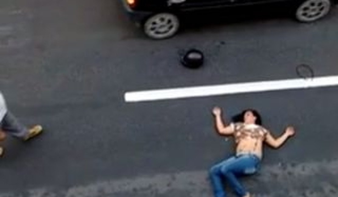 Em Maceió, mulher é jogada de moto após discussão com motociclista