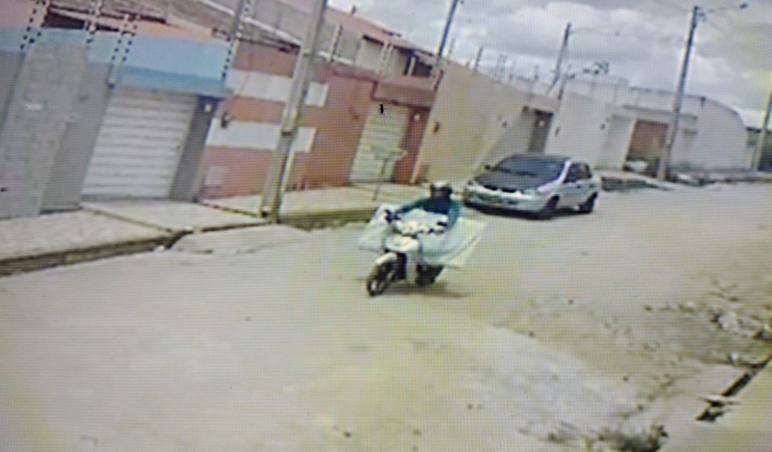 Câmeras flagram homem em moto com objetos furtados de residência no Nilo Coelho