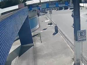 Vídeo mostra acidente em que motociclista fugiu após deixar mulher ferida em Arapiraca