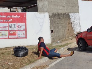 Após cavalo de pau, condutor embriagado colide com muro 