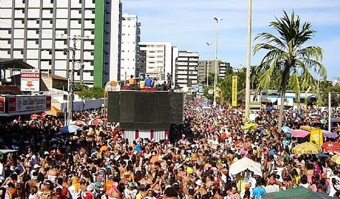 O Carnaval esquenta nas praias, ruas e clubes em Alagoas