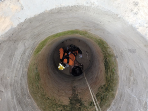 Idosa é resgatada após cair em fossa séptica que estava sendo construída em residência de Arapiraca