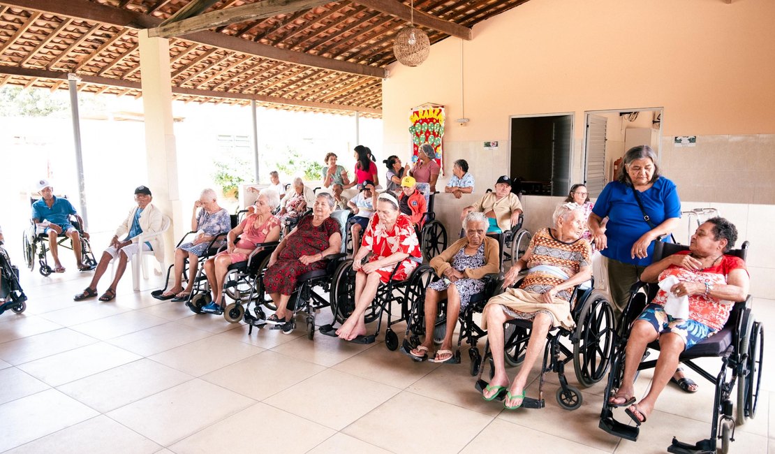 Casa dos Velhinhos de Arapiraca recebe uma tonelada de alimentos do Programa Alagoas Sem Fome