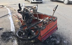 Não há informações se o fogo que destruiu todo o veículo foi em função de um acidente ou se a motocicleta foi incendiada de forma criminosa