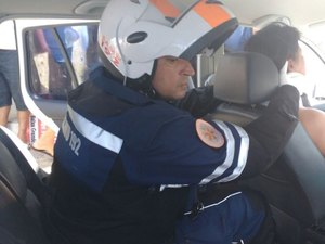 Mulher sofre acidente e fica presa às ferragens
