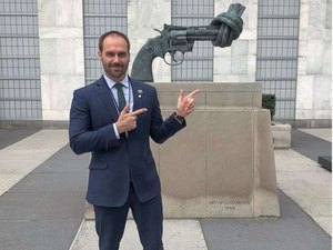 'E se Lennon estivesse armado?', questiona Eduardo Bolsonaro