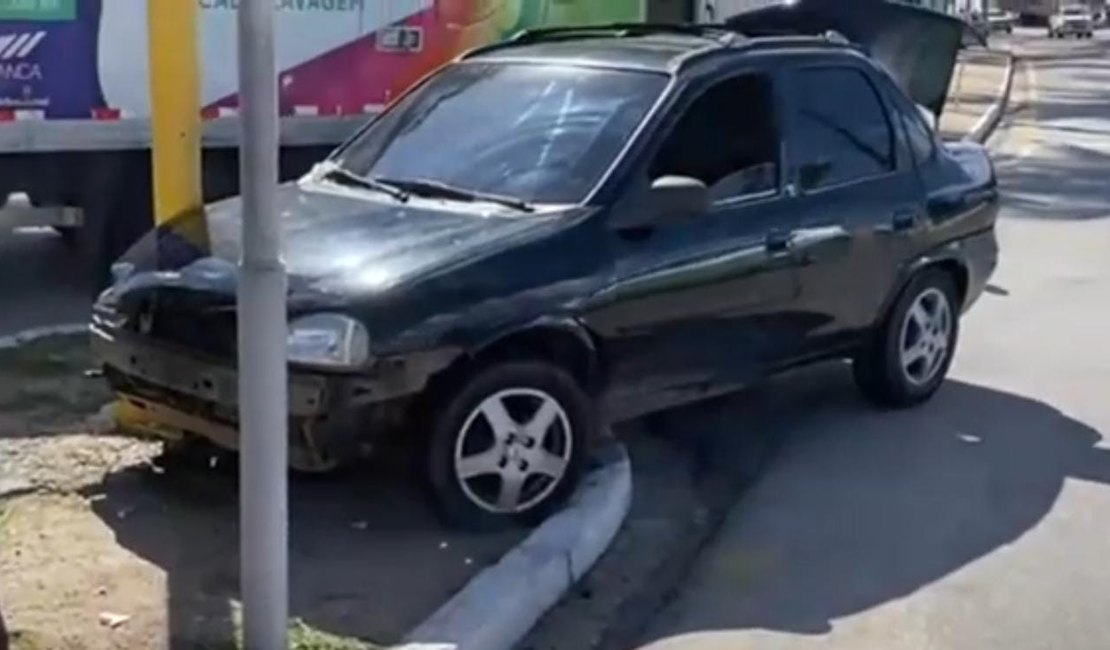 Dupla assalta motorista por aplicativo em Arapiraca, foge para Maceió e bate em poste