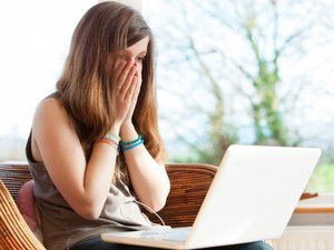 Mulher é condenada a pagar R$ 2 mil após fazer xingamentos na internet