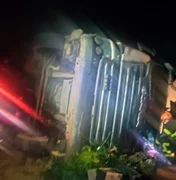 Carreta capota e motorista morre preso às ferragens na BR-316, em Pilar