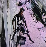 Imagens mostram homem fugindo com bicicleta furtada em Arapiraca
