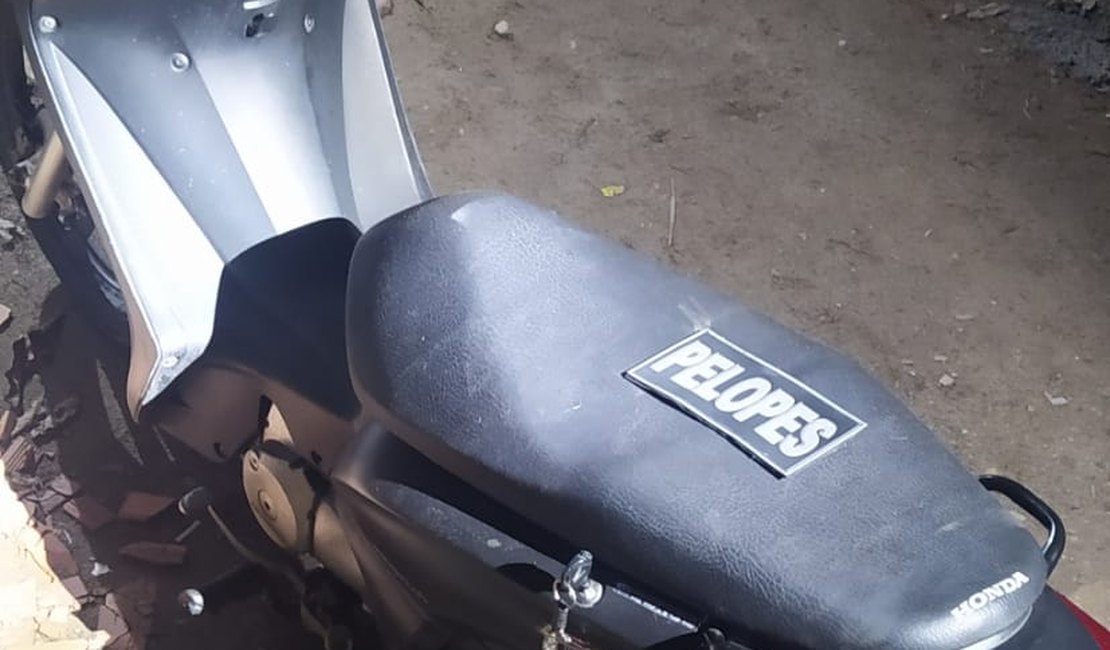 Polícia recupera motocicleta roubada minutos após o crime