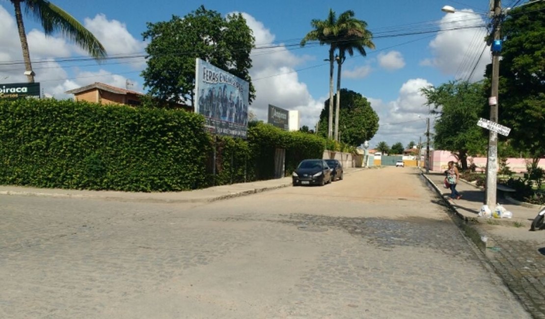 Bando invade cursinho e rouba celulares e veículos de estudantes