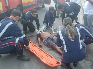 [Vídeo] Idoso é atropelado, sofre corte profundo e sangra pela cabeça