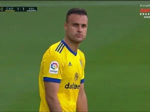 Jogador acusado de racismo diz: 'O que aconteceu foi um circo'