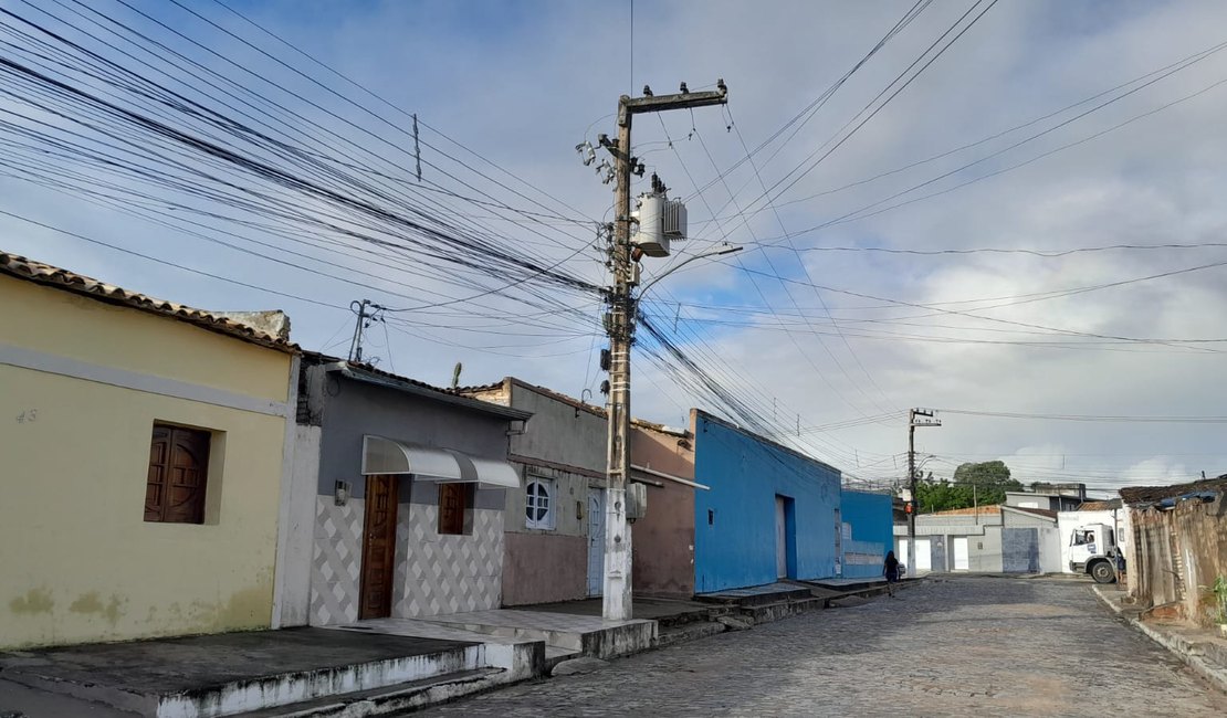 [Vídeo] Moradores da Rua Pedro Correia das Graças, no Caititus, sofrem com falta de energia a mais de 24 horas