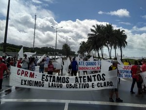 Manifestantes fazem ato em frente à sede da Braskem neste domingo