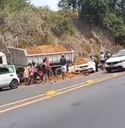 [Vídeo] Caminhão perde controle, colide e derruba carga de areia em moto e carro na Afrânio Lages