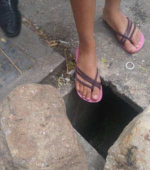 Mulher cai em buraco no calçadão da Praça Manoel André, em Arapiraca