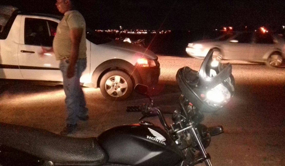 Motociclista embriagado colide contra veículo