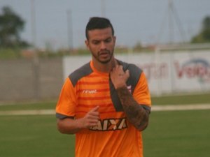 CRB quer contratar um zagueiro e um meia; Geandro deve estrear no sábado