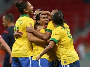 Brasil vence Estados Unidos com três gols de Marta