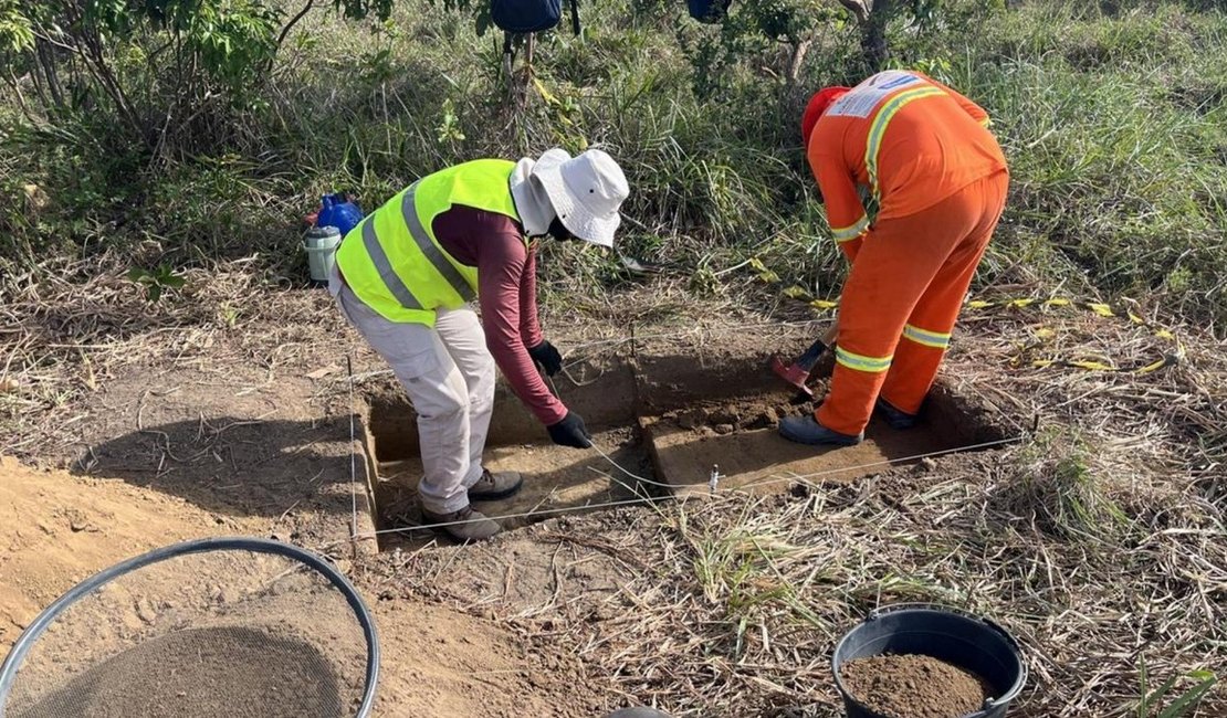 Trabalhadores descobrem sítio arqueológico com centenas de peças na AL-102, em Maceió