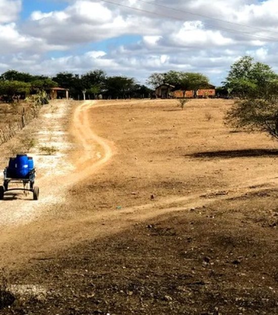 Prefeito gasta cerca de R$ 4 milhões em festas e impõe população sobreviver sem água em casa