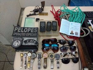 Polícia apreende arma de fogo e recupera veículo roubado