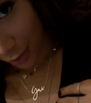 Anitta mostra colar escrito 'Gui': 'Como eu sou trouxa'