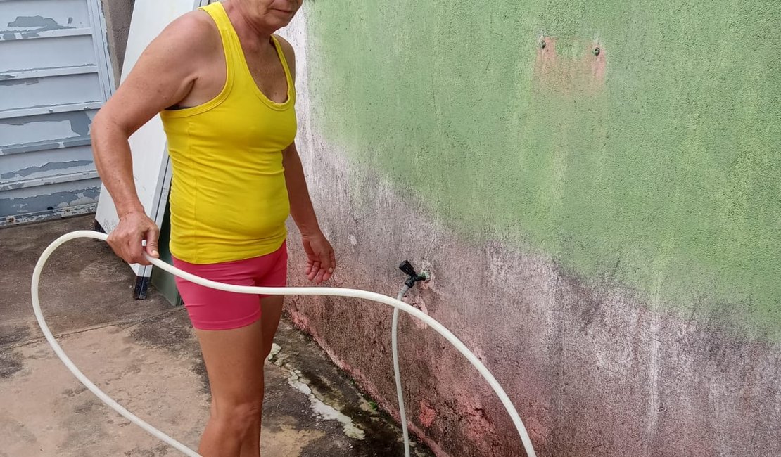 [Vídeo] Falta de água atinge moradores de dois bairros de Arapiraca há mais de uma semana