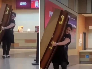 Mulher usa caixão para aproveitar oferta de pipoca em cinema