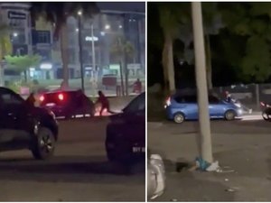 [Vídeo] Casal é flagrado fazendo sexo e foge com policial agarrado pelo capô