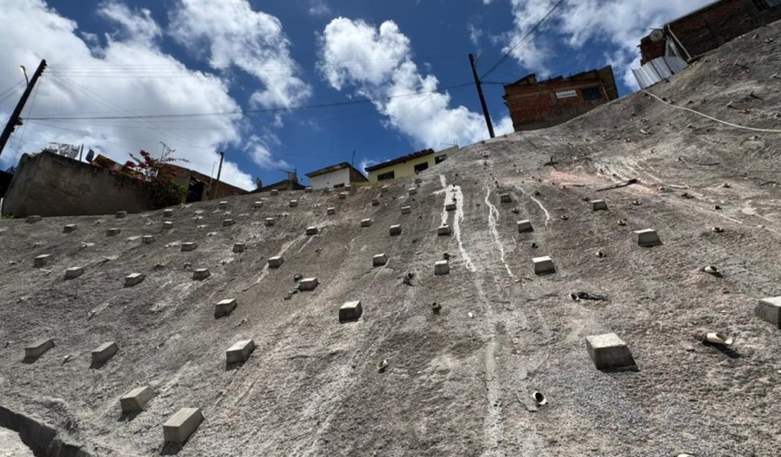 Prefeitura realiza obras simultâneas em sete encostas de Maceió