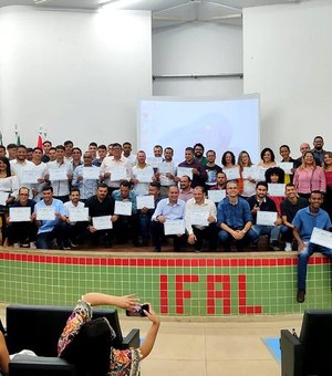 Campus Palmeira dos Índios entrega certificados do curso Eletricista de Sistemas Renováveis