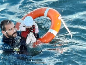 Guarda espanhol resgata bebê no mar; crianças estavam em grupo que tentou migrar para a Espanha