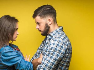 Mulher expulsa família do marido de casa após parentes não ajudarem na limpeza