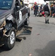 Motociclista fura sinal e colide contra viatura da Pelopes em Arapiraca 