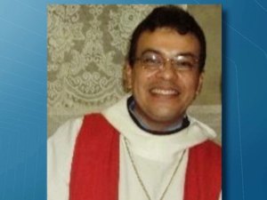 Padre é assassinado dentro de casa paroquial com 29 facadas, diz polícia