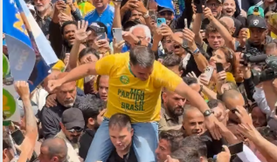 Flávio Bolsonaro refaz cena do atentado contra o pai durante ato