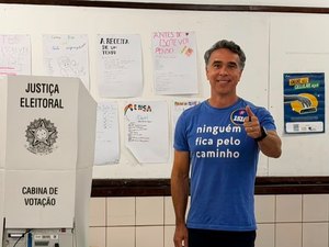 Rafael Brito vota em Maceió e reafirma compromisso com a educação em Alagoas