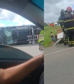 Colisão envolvendo três carros e capotamento deixa feridos e homem preso às ferragens