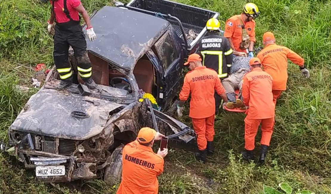 Caminhonete cai em ribanceira, em Murici, fazendo uma vítima fatal