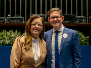Dra Eudócia entrega comenda ao presidente da Igreja Adventista do Sétimo Dia em Alagoas