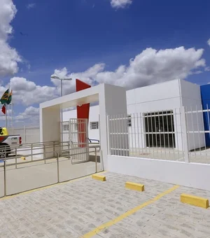 Homem invade casa, agride ex-mulher e foge após amiga da vítima intervir