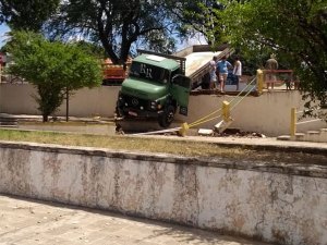 [Vídeo] Caminhão invade praça em Palmeira dos Índios